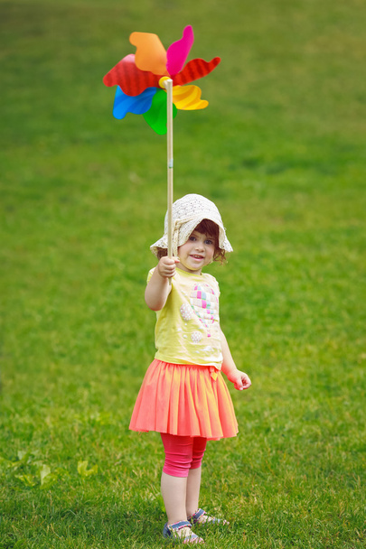 Mädchen mit Windmühlenspielzeug - Foto, Bild