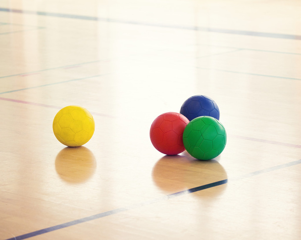 体育館の床のカラフルなボールのセット - 写真・画像
