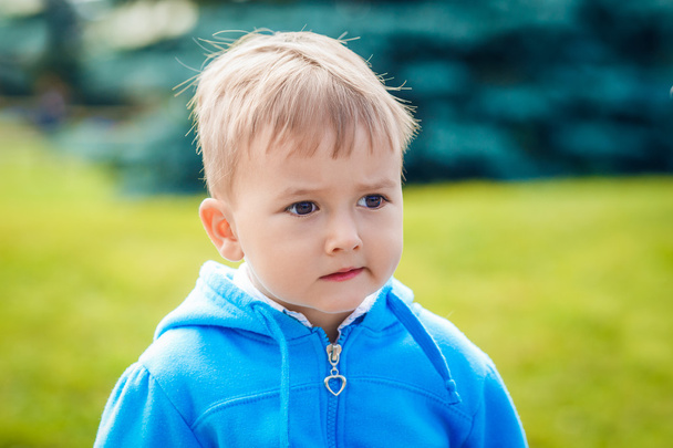 Porträt eines kaukasischen Jungen Nahaufnahme in blauem Kapuzenpulli - Foto, Bild
