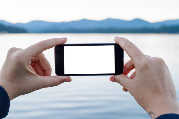 Smartphone at Lake in Oregon - Foto, afbeelding
