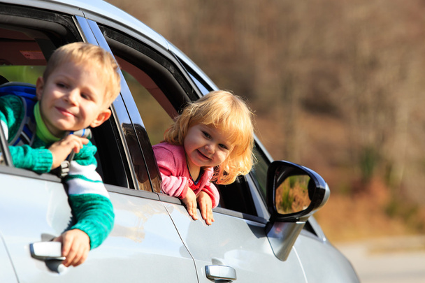 gelukkig weinig jongen en meisje reizen per auto - Foto, afbeelding