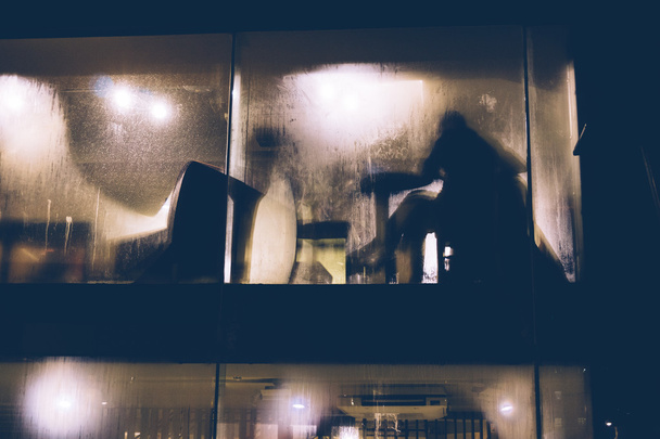 Personas oscurecidas sentadas en un restaurante
 - Foto, Imagen