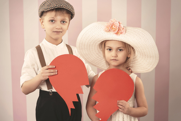couple with a broken paper heart - Фото, зображення