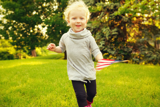 dziecko dziewczynka z amerykańską flagę usa - Zdjęcie, obraz