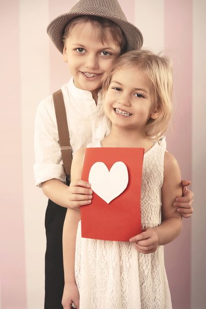 Ζευγάρι ερωτευμένων με κάρτα ημέρα του Αγίου Βαλεντίνου - Φωτογραφία, εικόνα