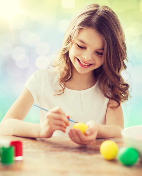happy girl with brush coloring easter eggs - Fotoğraf, Görsel