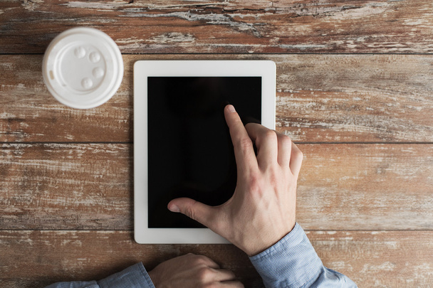 close up of male hands with tablet pc and coffee - Foto, immagini