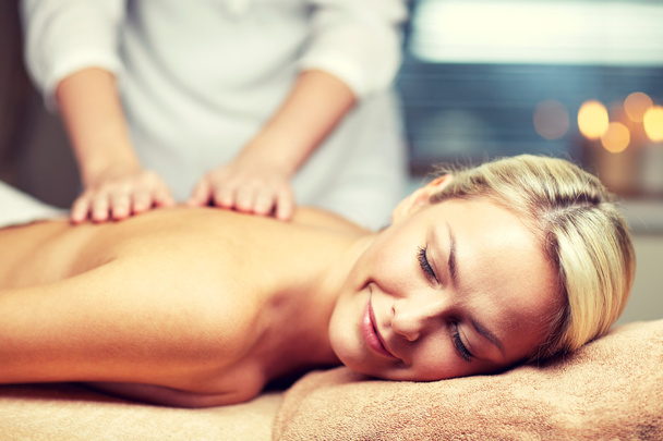 primo piano di donna sdraiata e avendo massaggio in spa - Foto, immagini