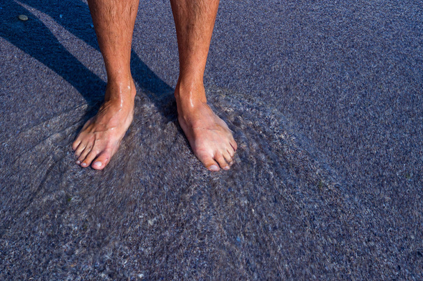 Les pieds des hommes sur les cailloux
 - Photo, image