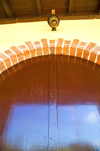  πόρτα της Εκκλησίας στην Ιταλία λάμπα του δρόμου δρόμου Λομβαρδία - Φωτογραφία, εικόνα