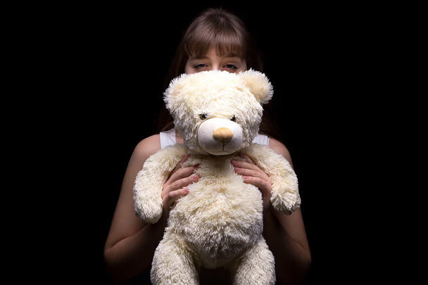Oyuncak ayı ile kurnaz genç kız - Fotoğraf, Görsel