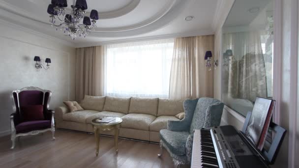 Sala de día con TV, karaoke, sofás y piano
. - Imágenes, Vídeo
