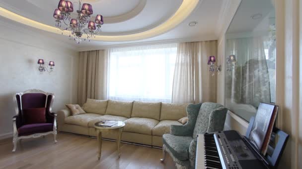 Päivähuone, jossa TV, karaoke, sohvat ja piano
. - Materiaali, video
