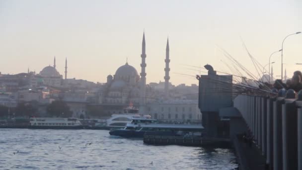 Lidé si rybolov, večer, město istanbul, Turecko - Záběry, video