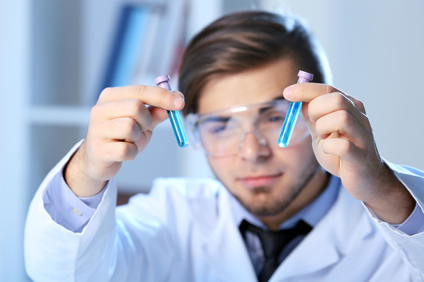 Man in laboratory with  test - Фото, изображение