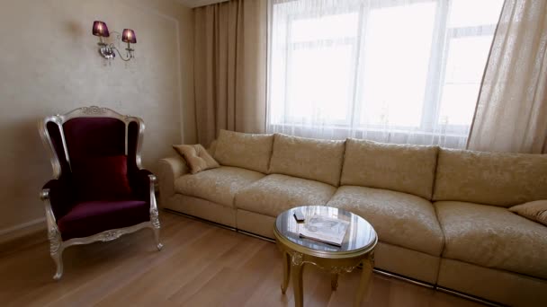 Standard Δωμάτιο με τηλεόραση, καραόκε, καναπέδες και πιάνο. - Πλάνα, βίντεο
