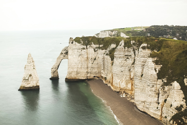Falaise d'Amont cliff at Etretat, Normandy, France - Φωτογραφία, εικόνα