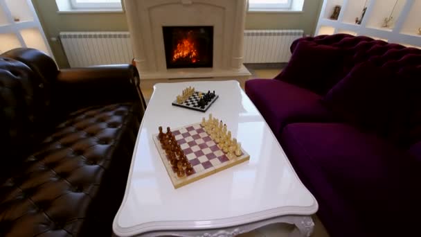 Δωμάτιο Πανόραμα με καναπέδες και ένα τζάκι σκάκι. - Πλάνα, βίντεο