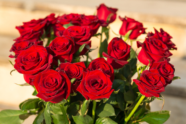 ramo de flores rosas de color rojo oscuro
 - Foto, Imagen