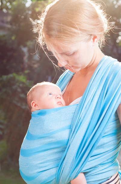Madre con neonato in fionda
 - Foto, immagini