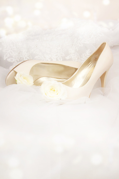 Белая обувь для особого мероприятия или свадьбы
. - Фото, изображение
