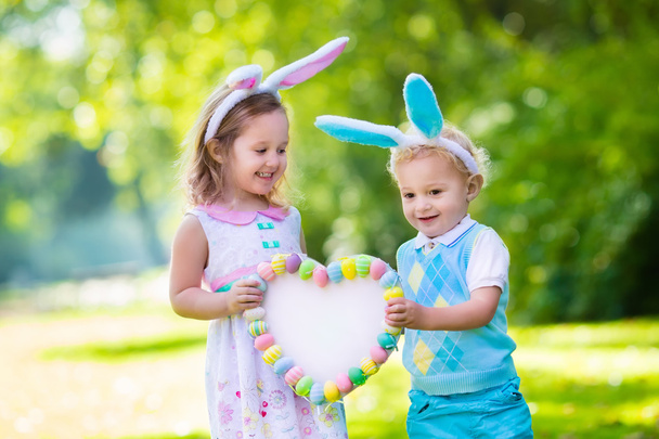 Crianças se divertindo na caça ao ovo de Páscoa
 - Foto, Imagem