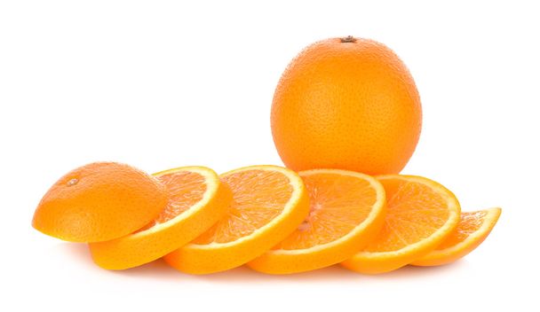 Fruta naranja en rodajas aislada sobre fondo blanco - Foto, Imagen