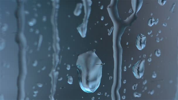 Regentropfen laufen eine Fensterscheibe hinunter - Filmmaterial, Video