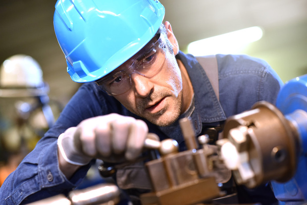 worker using machine - Фото, изображение