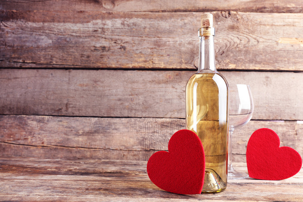 Punaiset sydämet viinipullolla ja laseilla
 - Valokuva, kuva