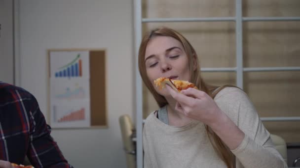 Los trabajadores comen pizza en la oficina
 - Metraje, vídeo