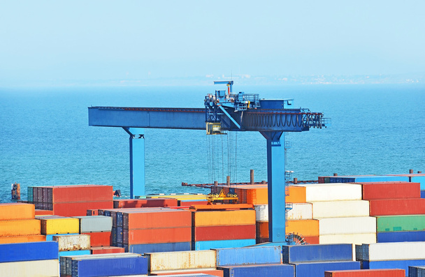 Λιμάνι γερανός φορτίου και εμπορευματοκιβωτίων - Φωτογραφία, εικόνα