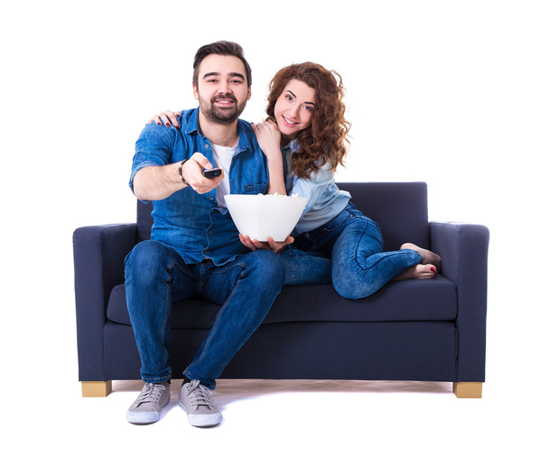 Junge glücklich nettes Paar sitzen auf Sofa mit Popcorn und beobachten - Foto, Bild