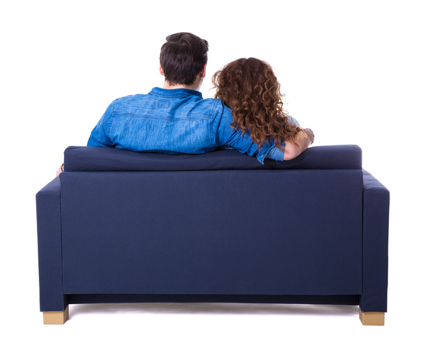 Rückansicht des jungen Paares sitzen auf dem Sofa, die isoliert auf weiss - Foto, Bild