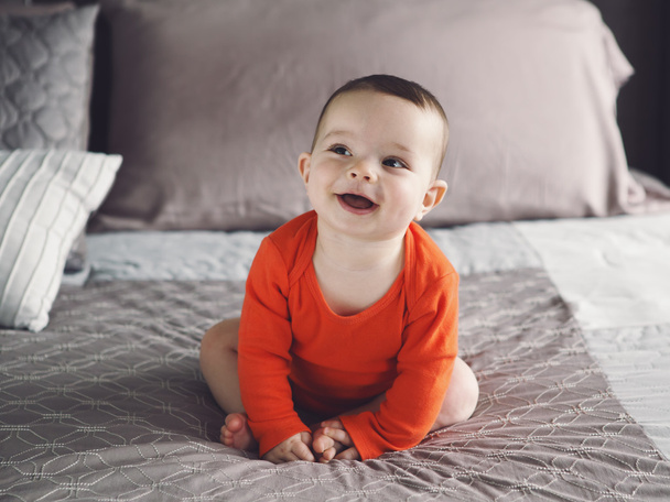 Söpö valkoihoinen 6 kk vauva poika tyttö mustat silmät sisätiloissa
 - Valokuva, kuva