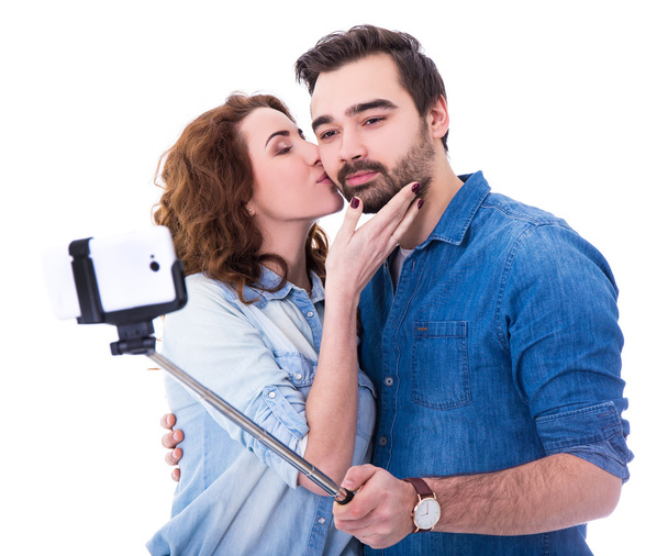 wh に分離されたスマート フォンと selfie 写真を撮るカップル - 写真・画像