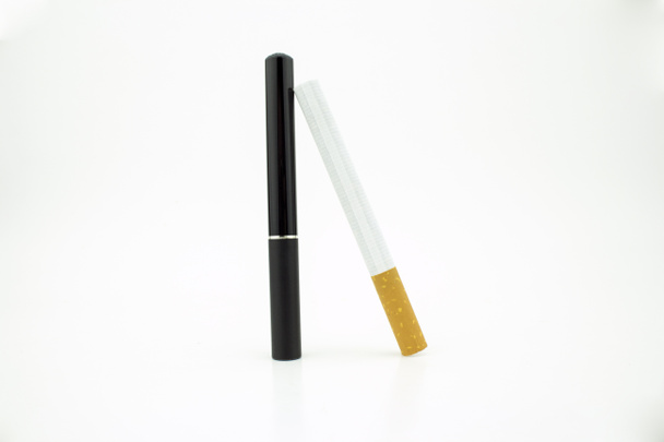Támaszkodva az e-cigaretta cigaretta - Fotó, kép