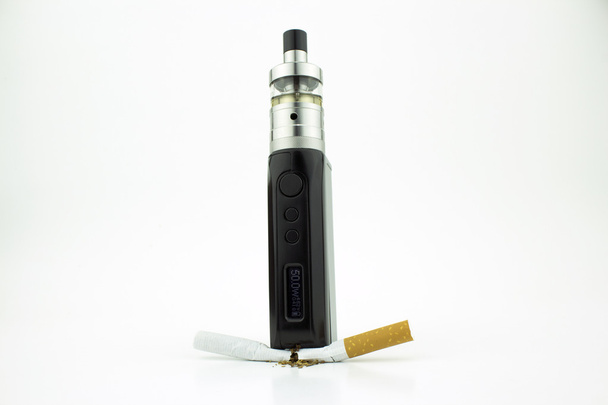 Une boîte mod e-cigarette écrasant une cigarette
 - Photo, image