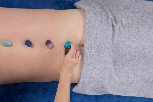Człowiek się kamień terapii masażu w centrum odnowy biologicznej - Zdjęcie, obraz