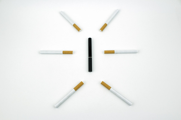 Cigarety, e cigareta v jednoduchém designu v okolí - Fotografie, Obrázek