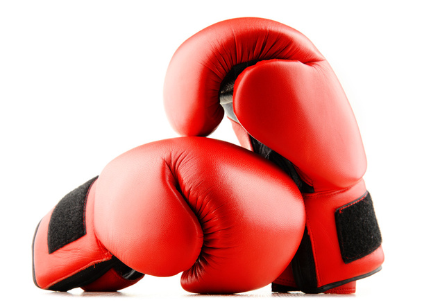 Paire de gants de boxe en cuir rouge isolés sur blanc - Photo, image
