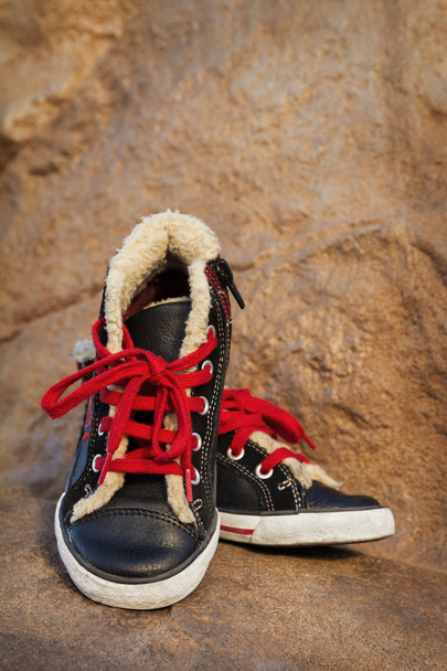 Zapatillas negras con cordones rojos al aire libre
 - Foto, Imagen