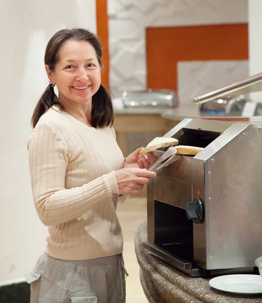 Mujer hace tostadas
 - Foto, Imagen