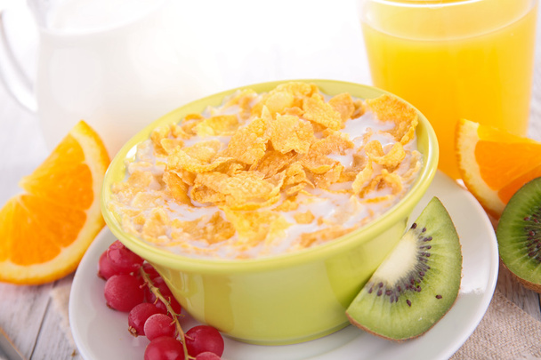Cornflakes, tej és gyümölcs - Fotó, kép