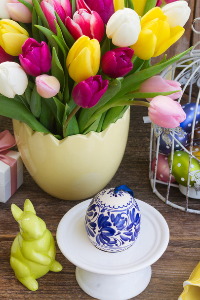 Spring flowers with easter egg - Foto, Bild