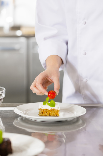 Szef kuchni ciasto deser z truskawkami - Zdjęcie, obraz