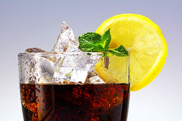 top of a glass of cola or coke with ice cubes, lemon slice and p - Fotografie, Obrázek