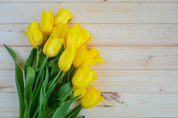 Žluté tulipány na dřevěném povrchu - Fotografie, Obrázek