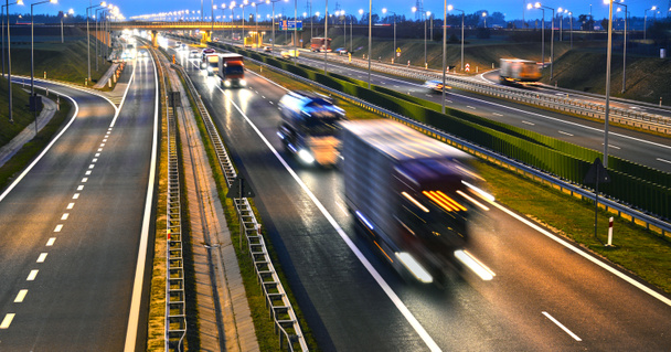 Czterech pasa kontrolowany dostęp do autostrady w Polsce - Zdjęcie, obraz