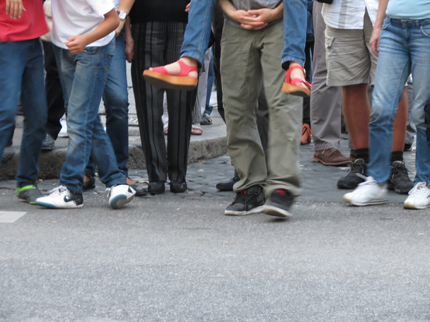 personnes traversant la rue sur un passage à niveau de zèbres
 - Photo, image